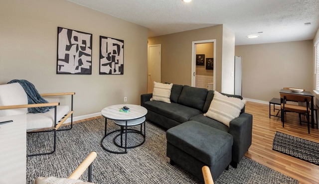 Stylish KC 3BR Home with Office w/Trundle, perfect for Long Stays