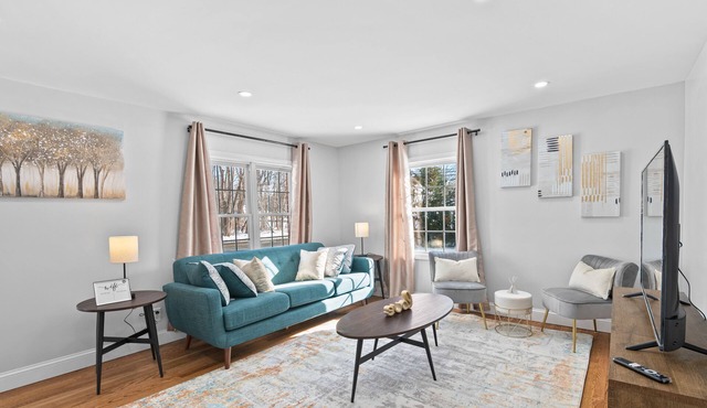 Stylish & Luxurious 3 BDR Home with Play Station
