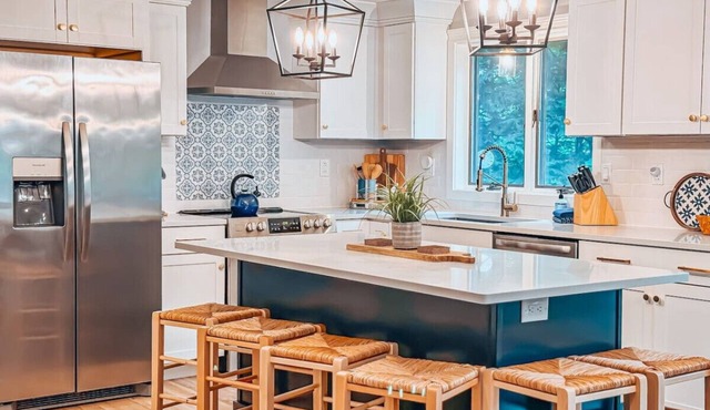 Stylish Retreat: Ski & Village Bliss Awaits!