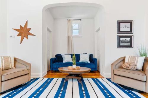 Stylish Retreat Walkable to Bars & Restaurants