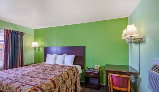 Stylish Roadstay w/Breakfast & Highway Access | Free Wi-Fi & Parking