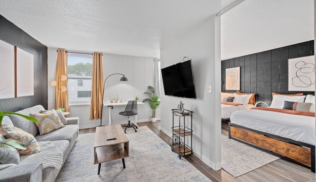 Stylish studio+ Prime Location Cincinnati + workspace + fitness room + smart TVs