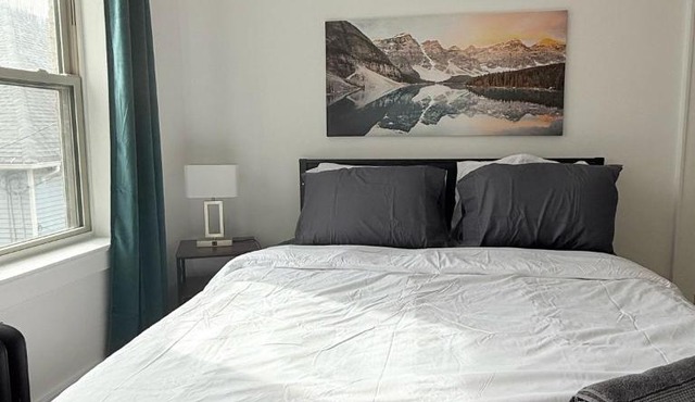 StylishDowntown Studio Queen Bed Full Kitchen