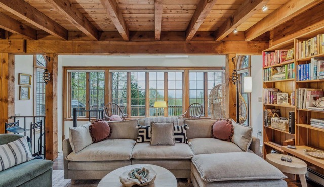 Sugarhouse Hideaway Cabin with Mountain Views