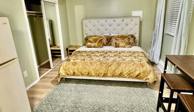 Suite with kitchen and private entrance