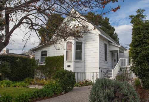 Summerland Stagecoach Cottage by Paradise Retreats