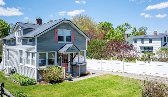 Summersalt Madison: New England shoreline charm 2-3 minutes from private beach