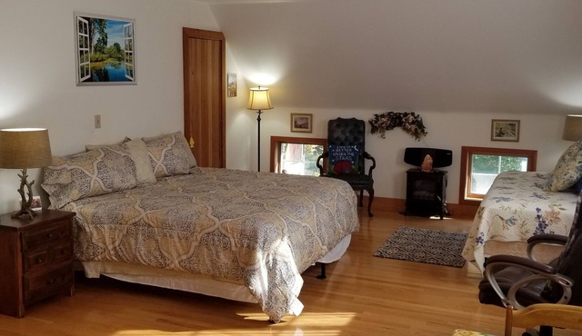 SUNAPEE RETREAT AT ENCHANTED FOREST - BRING KIDS - NEAR LAKE AND MOUNTAIN!
