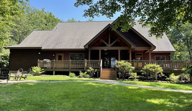 SUNDANCE, 6 Bedroom Mountain Retreat, Close to Ski Resorts. Relax and Recharge