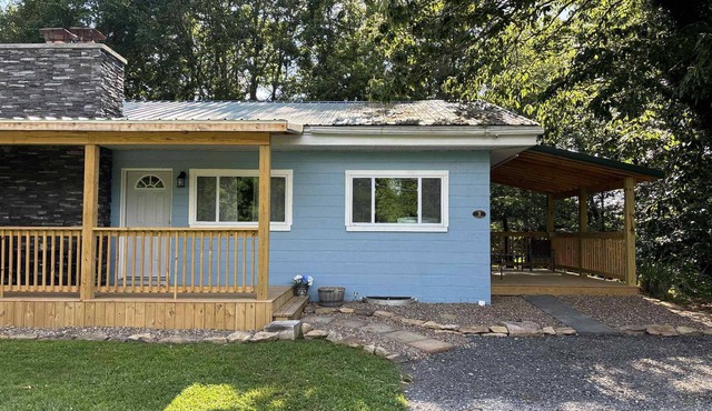 Sunkist Wall at Blossom Hill Cottages, 2 BR, beautiful cottage, close to it all!