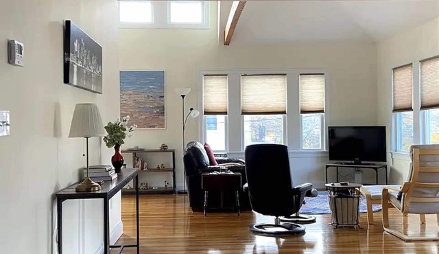 Sunny and spacious 2-BR condo near Hospitals, Universities and Biotechs