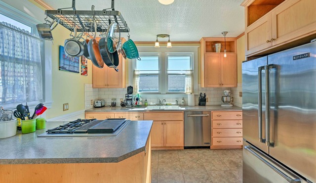 Sunny & Central Everett Home < 1 Mile to Dtwn! in Everett