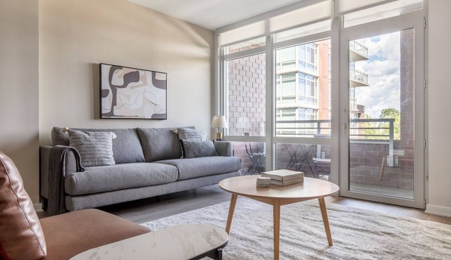 Sunny Potomac Yard 1BR w/Concierge & Lounge, nr Airport, by Blueground