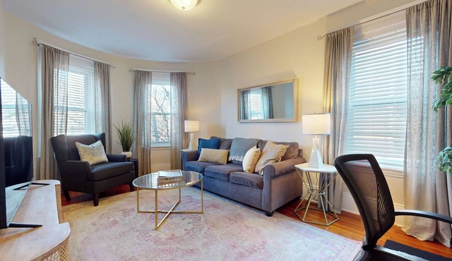 Sunny,spacious, sleeps 4, steps to MBTA,Hospitals.