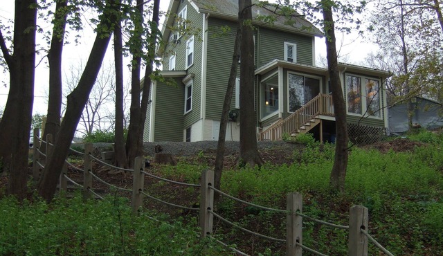 Sunny “Tree House” near Commuter Rail to Boston, Crane Beach, Town Wharf