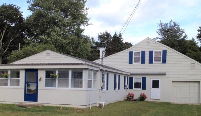 SUNSET BREEZE- BEACH HOME Family friendly, welcoming cottage - clean & bright!