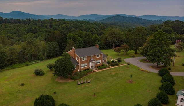 Sunset Pointe - Fire Pit | Walking Trails & Creek! in Roseland