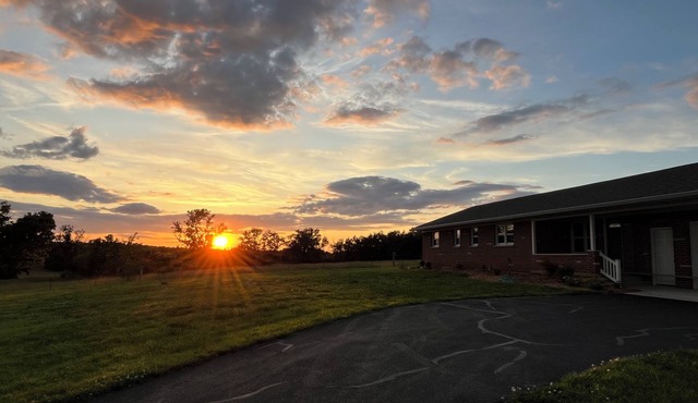 Sunset Ridge - Peaceful 3-bedroom house with WiFi and AC w/room for your horses