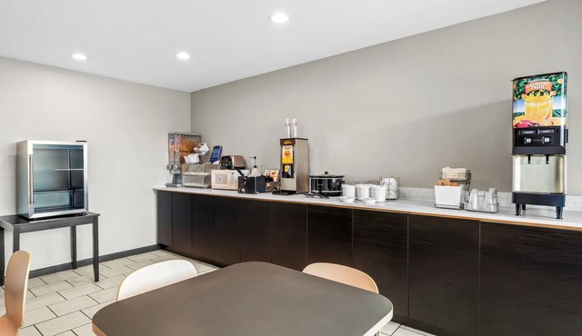 Super 8 by Wyndham Farmington