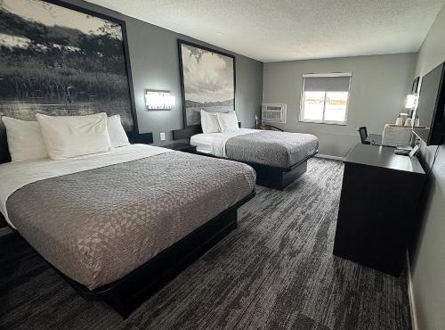 Super 8 by Wyndham Higginsville