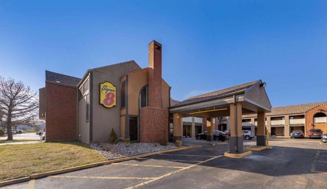 Super 8 by Wyndham Kansas City Airport North