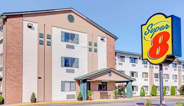 Super 8 by Wyndham Louisville Airport