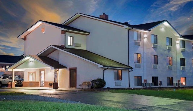 Super 8 by Wyndham Martinsburg