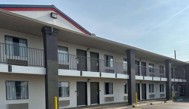Super 8 by Wyndham Monroe