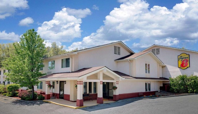 Super 8 by Wyndham Newburgh/West Point Stewart Intl Airport