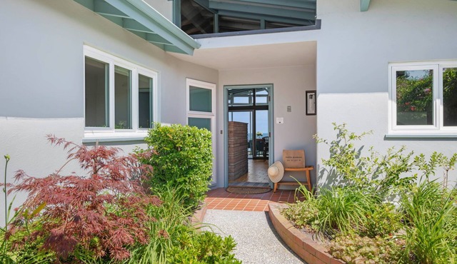 Surfers Paradise - The Ultimate Ocean View Above Shoreline Drive