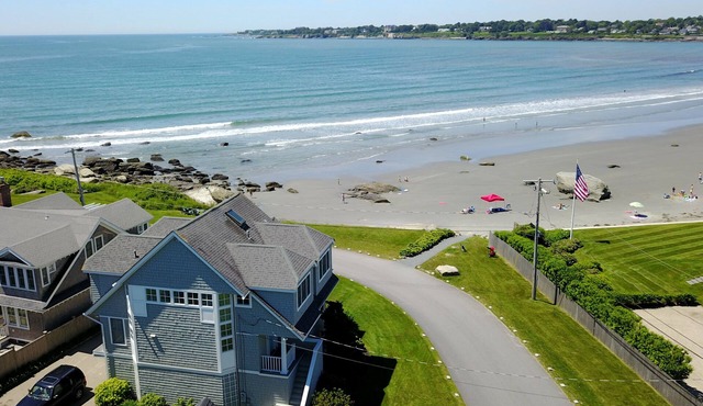 Surfside! Fantastic Beach House, Near Restaurants, Cliff Walk, Close to Downtown
