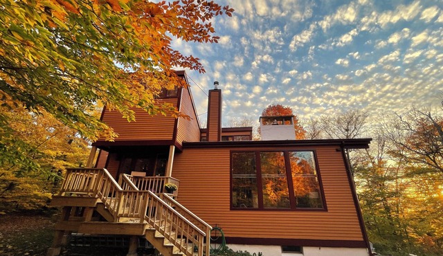 Swanky Slope-Side Chalet 30 min from Burlington - Ski & Bike out the Front Door