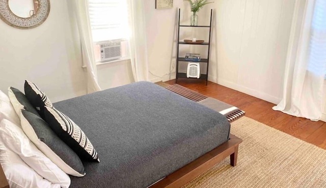Sweet Retreat 2: Stylish & Cozy Home Mins to Colby