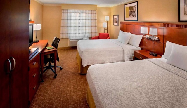 Swimming on Dane Street Beach! 4 Pet-friendly Units w/Gym & Free Self Parking!