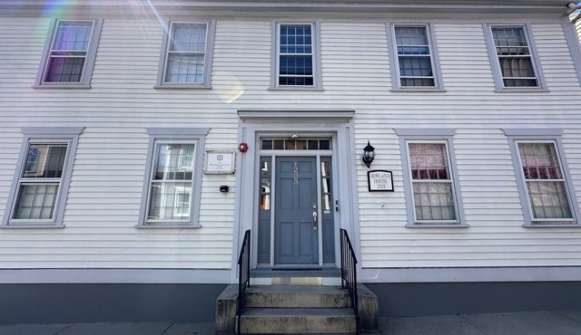 Take over this entire private historic Howland House, in the heart of downtown Newport—5BR/5BA inn sleeps 17 with king beds, pull-outs, full kitchen, ensuite baths, private patio, AC, TVs, Wifi and so much more! Steps to Thames Street, shops, wharfs