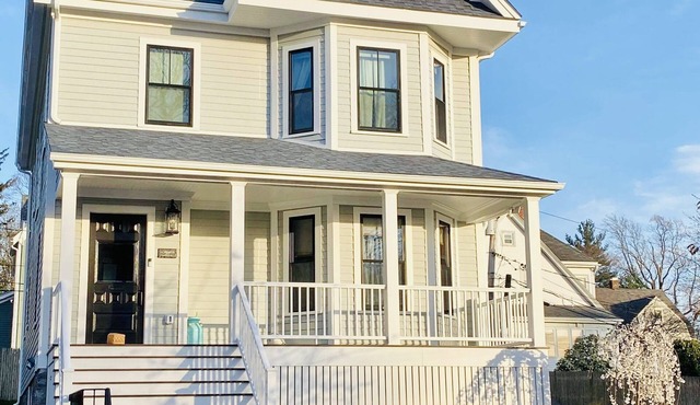 The 1880 House: Historic Single Family Victorian/Walk to Stores, Train and Park.