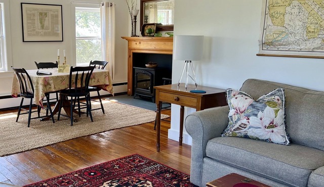 The Annex at Bullfrog Hall. Country Charm in the ❤️ of the Historic District.