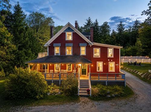 The Aurora Inn & Cottages