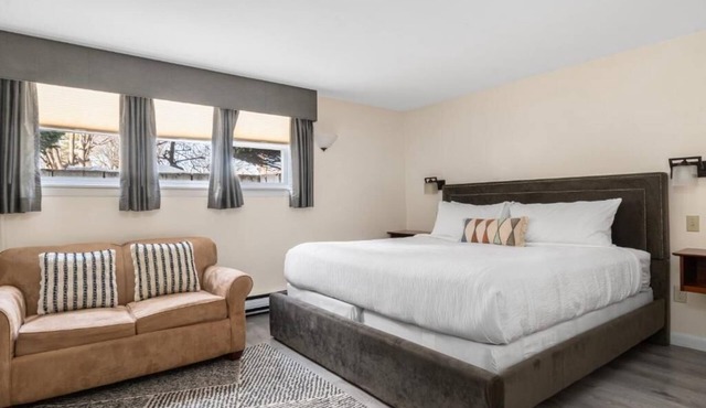 The Beverly Hotel | Studio King | Free Parking & Minutes to Salem Witch Museum
