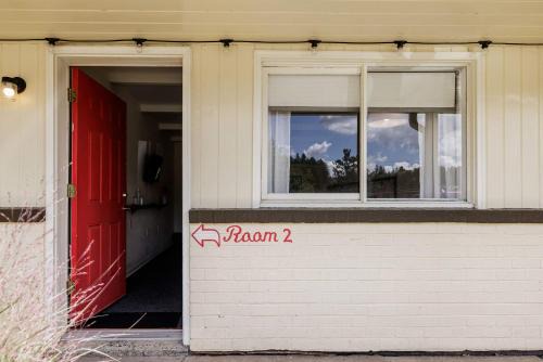 The Billy Motel King Room with Retro Charm