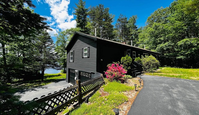 The Blue Lotus , Pet- Friendly Lakefront Retreat- Hot Tub