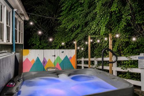 The Bluebird Cottage Style Cabin with Hot Tub near Turner Falls and Casinos