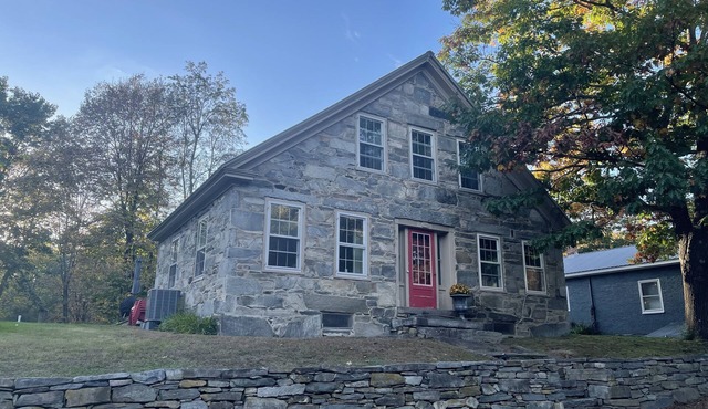 The Cairn, 1840s Cozy Stone Cottage, Pet Friendly