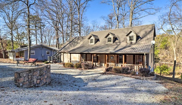 The Captains Quarters in Rogers w/Covered Porch!