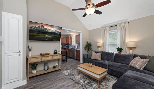The Cedar Retreat 2BR 1BTH Free Parking Fast Wi-Fi