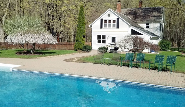 The Cliffview Farmhouse in the Heart of Horse Country!