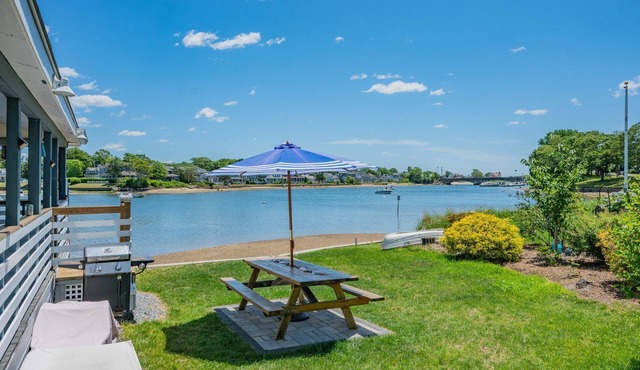 The Glam Shack: Waterfront Bliss in Onset