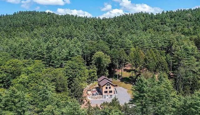 The Grafton Lodge, Rustic Luxury, sleeps 20, Hot Tub, Sauna, Fire pit