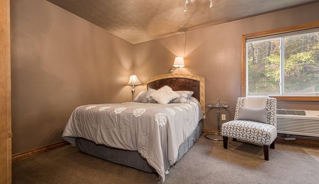 The Jumonville | Jacuzzi Tub Historic Inn Room