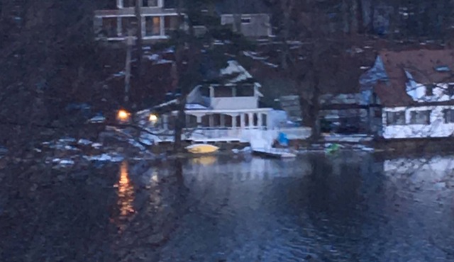 The Lake house - right On The Water With Your Own Private Dock! Incredible